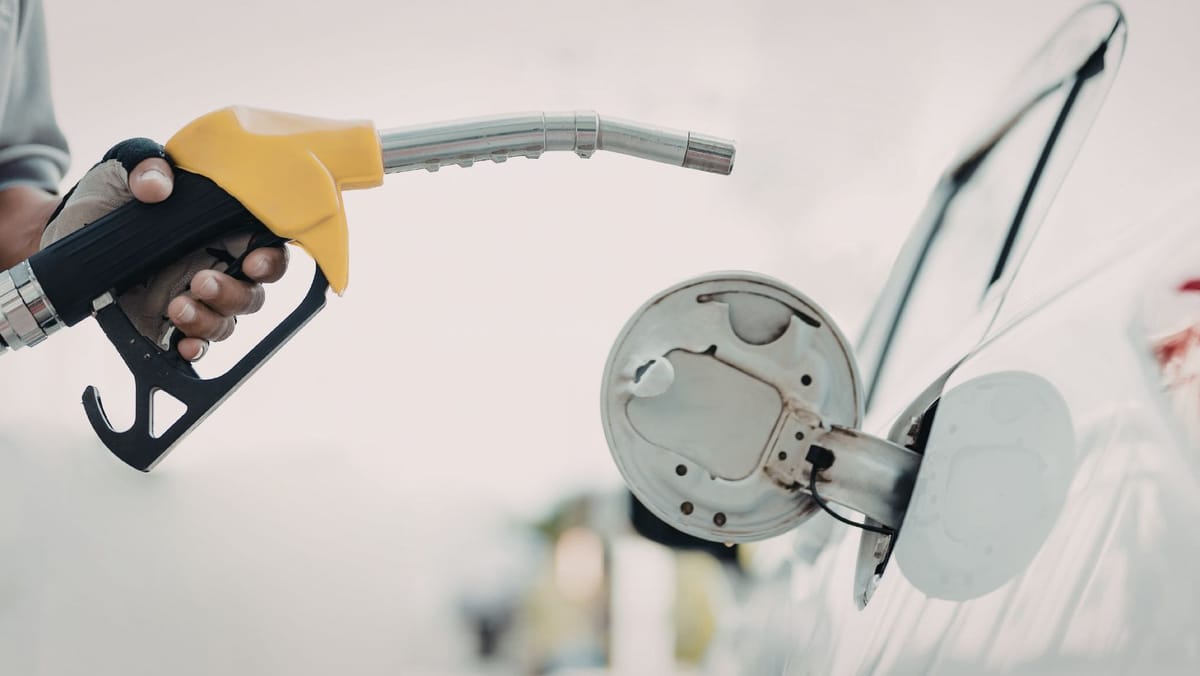 Benzina se scumpește ușor, în timp ce motorina se ieftinește. Prețurile stabilite de ANRE pentru mâine