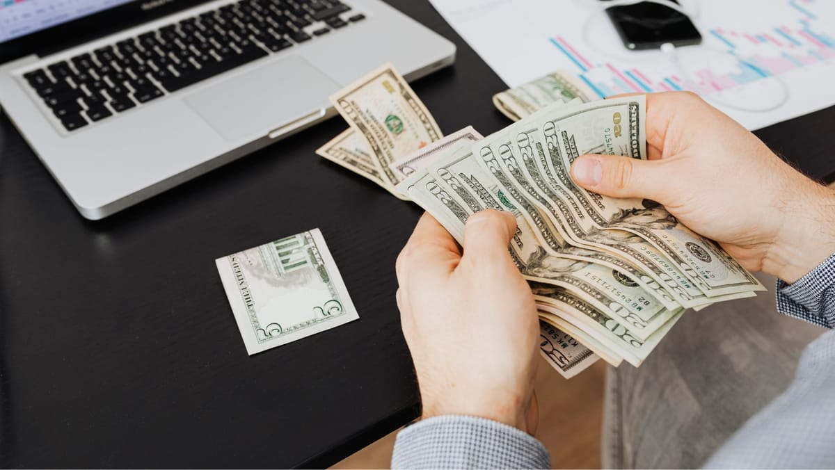 Curs valutar BNM pentru 1 aprilie. Euro și dolarul cresc ușor, celelalte valute rămân stabile