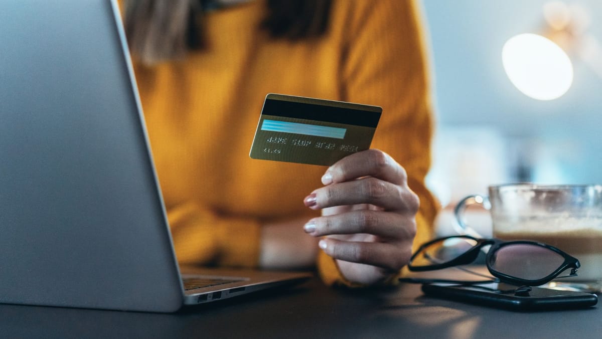 Atenție la SMS-uri false despre datorii. Escrocii imită site-uri guvernamentale pentru a fura datele bancare