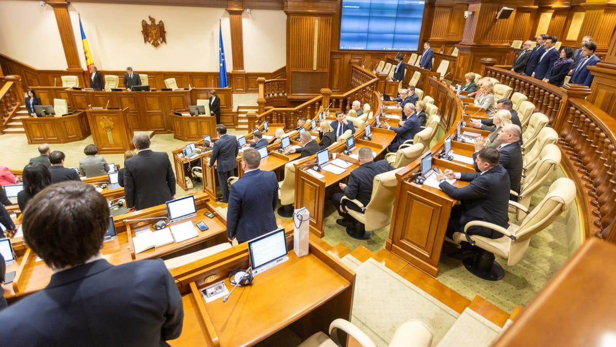 VIDEO/ Victimele din 7 aprilie 2009, comemorate în Parlament. Socialiștii și comuniștii au ignorat momentul de reculegere