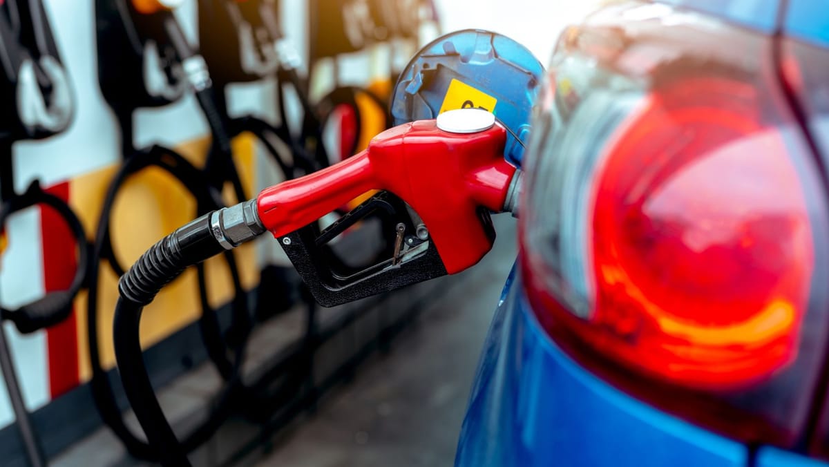 După câteva zile de ieftiniri, benzina se scumpește ușor. Noile prețuri pentru 24 aprilie