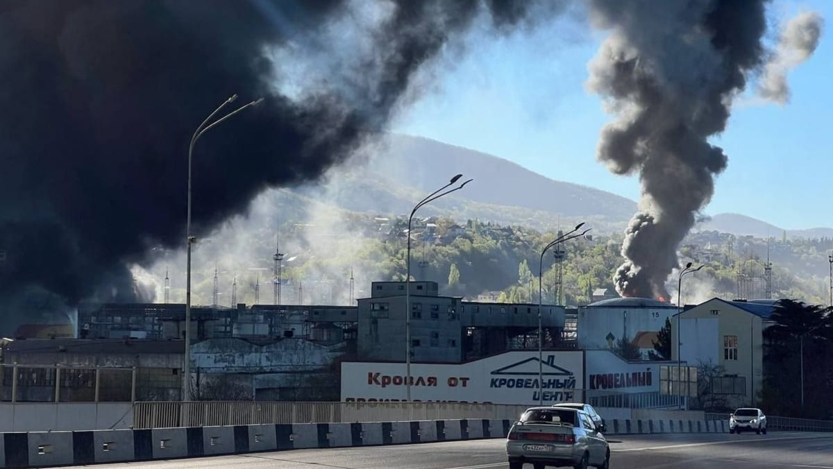 FOTO/VIDEO Incendiu la o rafinărie din Tuapse, după un nou atac cu drone. Autoritățile anunță evacuări în apropiere