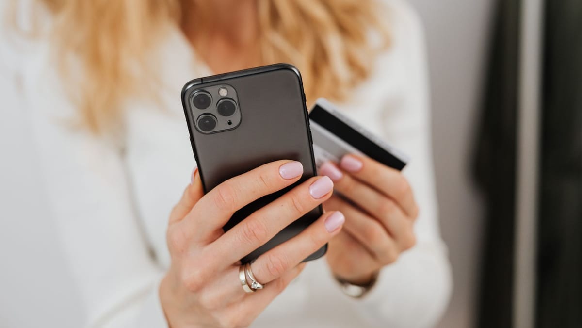 O persoană a rămas fără 20.000 de lei după ce a accesat un link trimis de escroci care se dau drept polițiști