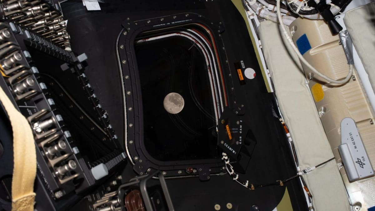 VIDEO/ Astronauții Artemis II se apropie de Lună și ating cea mai mare distanță față de Pământ din istorie