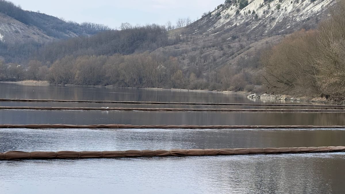 VIDEO/ Ministrul Mediului arată printr-un experiment cum apar petele de petrol pe Nistru