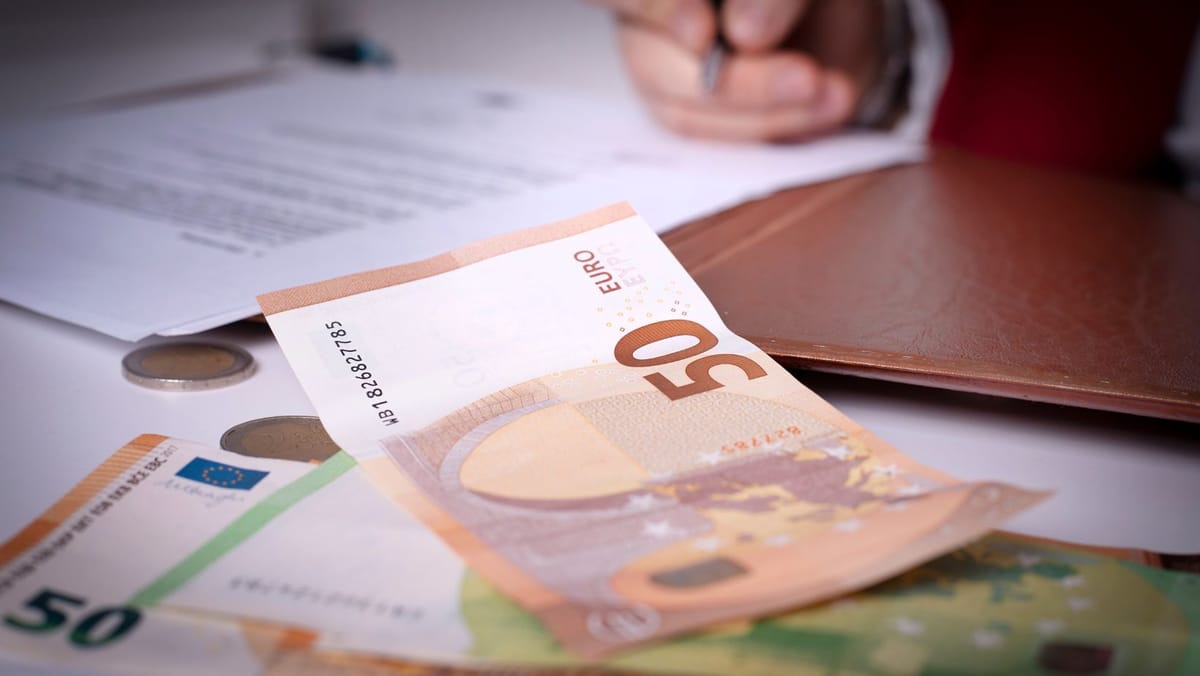 Leul se depreciază ușor în raport cu principalele valute. Euro și dolarul cresc vizibil