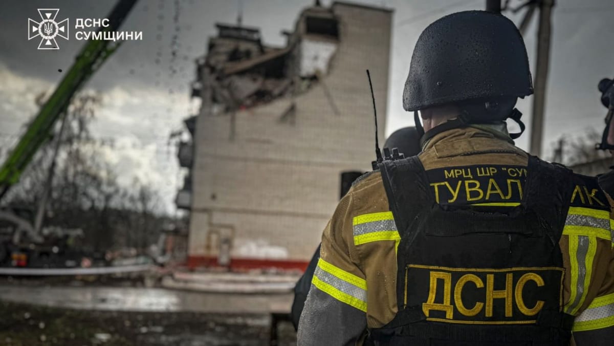 FOTO/ Dronele rusești au lovit blocuri de locuit și clădiri din Ucraina. Cel puțin 16 oameni au fost răniți, inclusiv copii