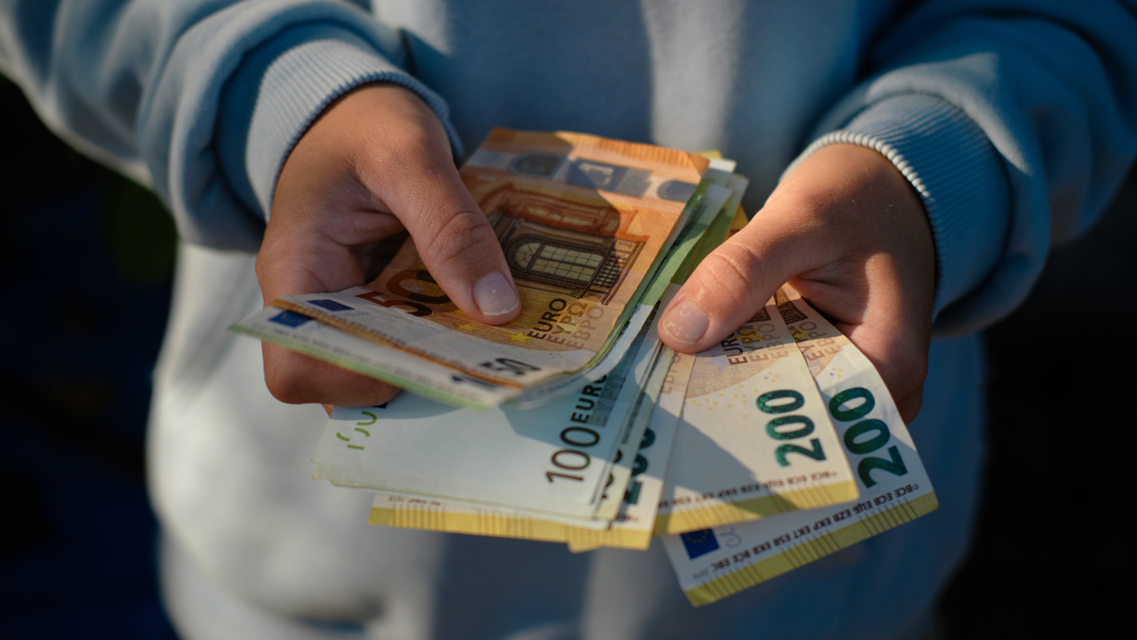Cât valorează euro și dolarul pe 18 aprilie: cursul valutar pentru weekend