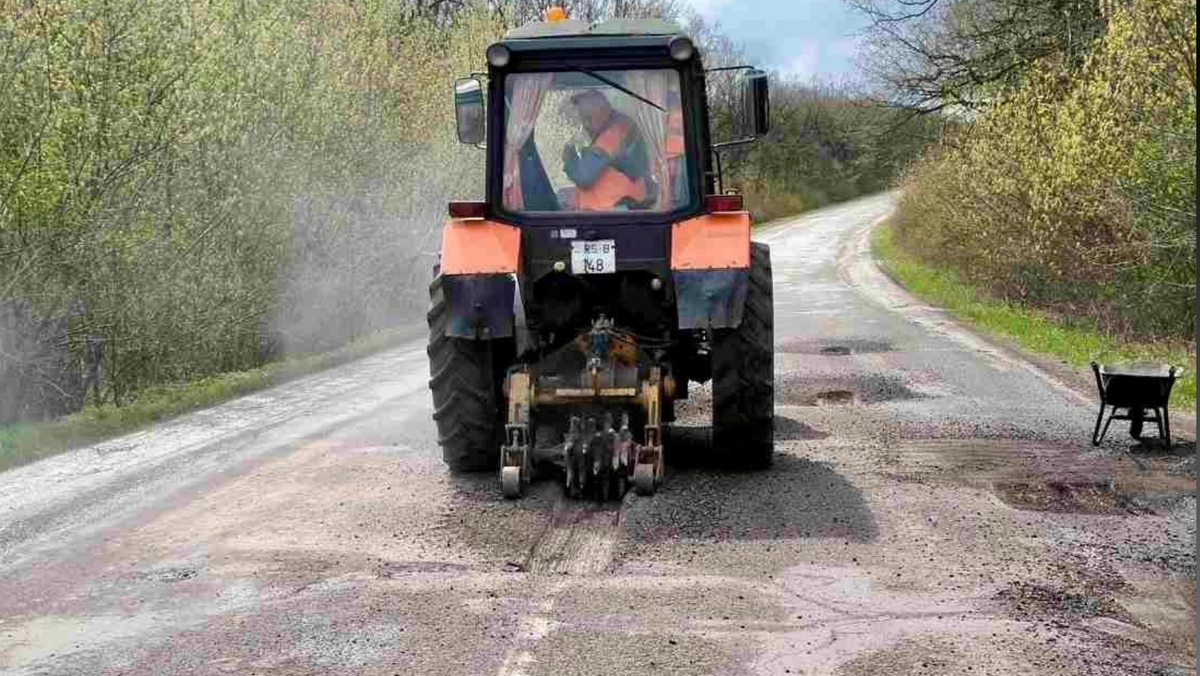 FOTO/ Mai puține gropi pe traseele naționale de Paști. Intervenții ample pe drumuri: plombări, marcaje și curățare