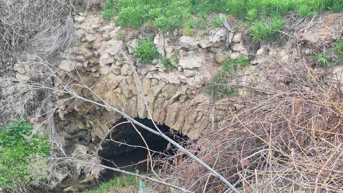 FOTO/ Decizie de urgență la Sireți: un pod care reprezenta pericol public a fost închis de CSE