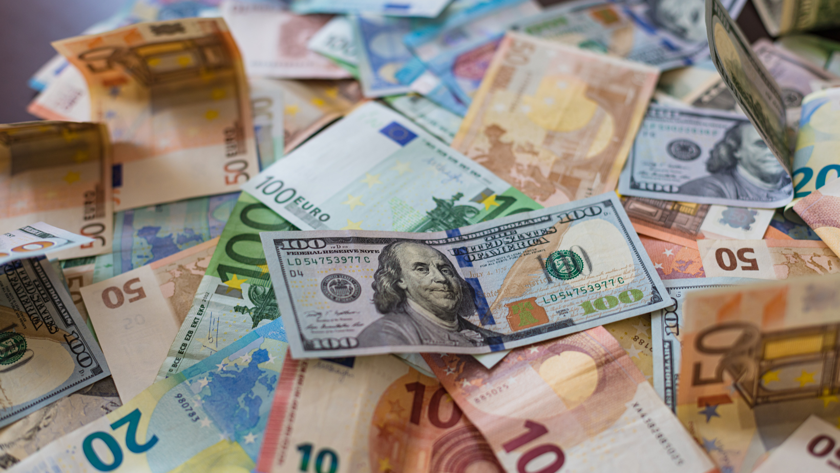 Dolarul câștigă teren, euro rămâne la același nivel - cursul valutar pentru joi, 16 aprilie