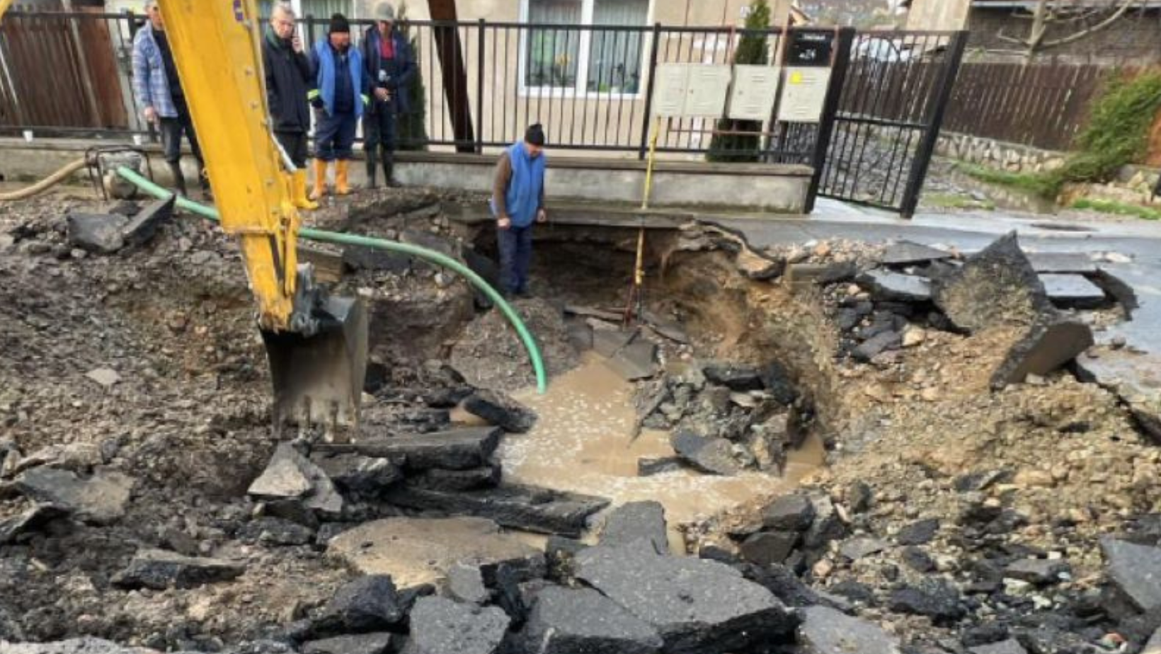 O conductă termică veche de 40 de ani, reparată de urgență la Telecentru - locuirii rămân fără apă