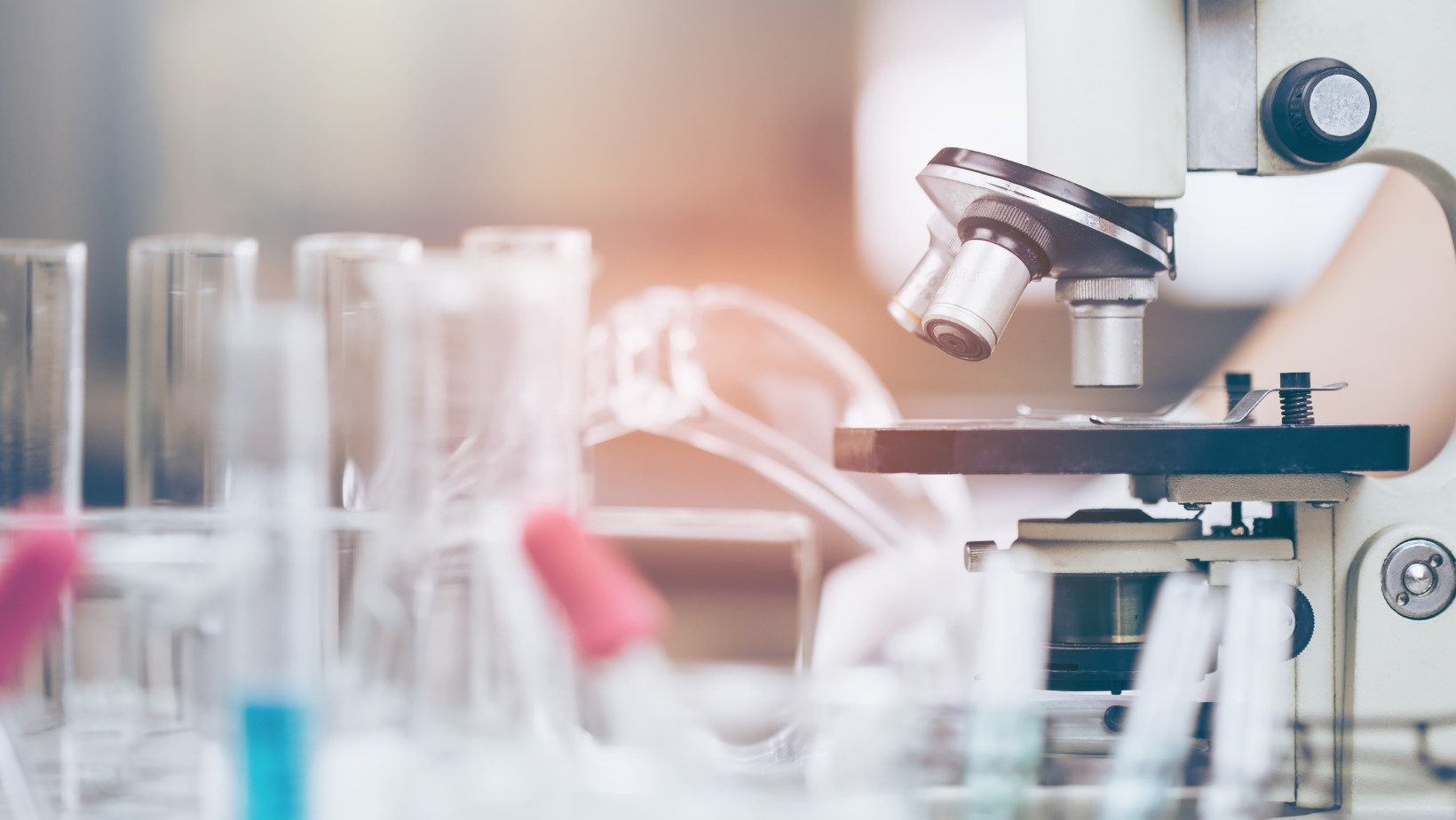 Expertiza medico-legală în cazul minorei de 14 ani, efectuată în regim de urgență: probele sunt analizate în laborator