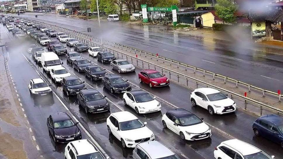 FOTO/ Ambuteiaj intens spre Chișinău: autoritățile introduc bandă reversibilă pentru a evita blocajele