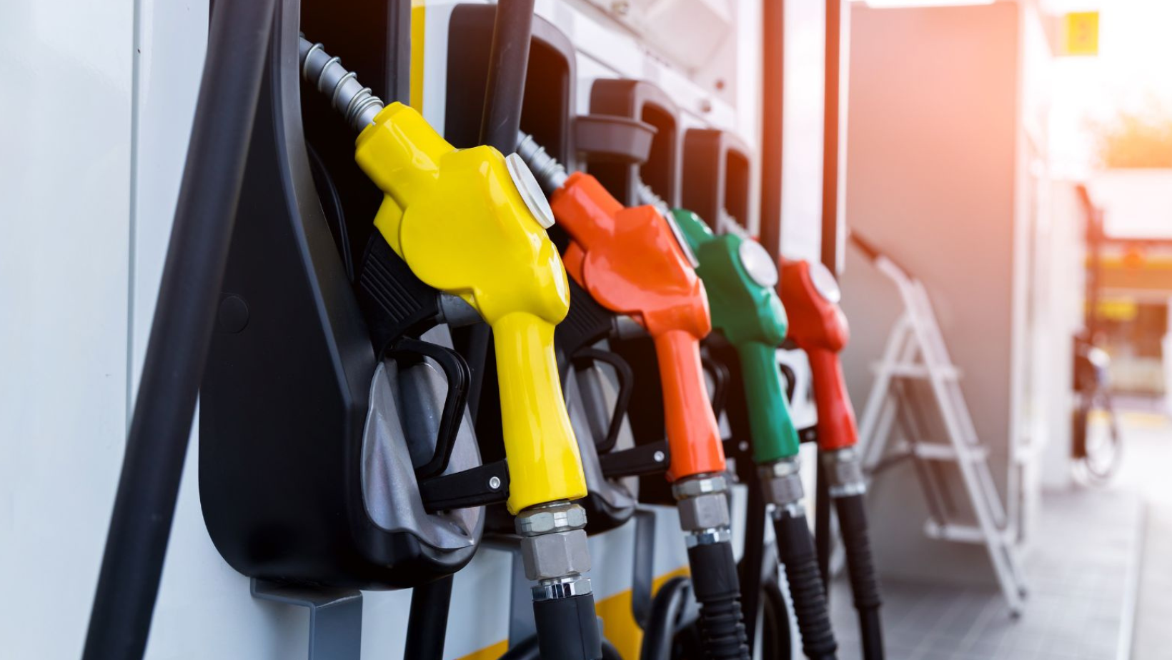 Preț record! Motorina va costa mâine 33 de lei