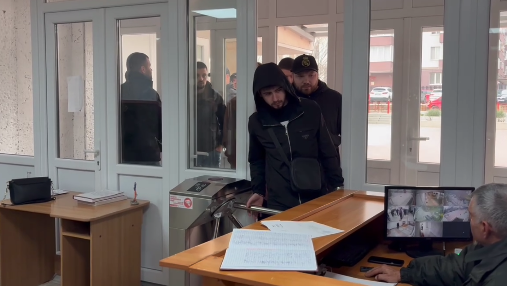 VIDEO/ Ofițerii INI, la Judecătoria Ciocana pentru a-și susține colegii reținuți -„Afară” li s-a spus. Declarațiile apărării