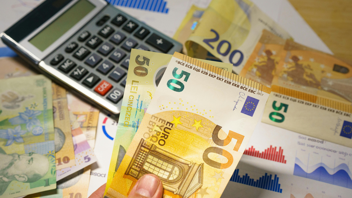 Valutele internaționale se scumpesc: cât costă euro și dolarul astăzi