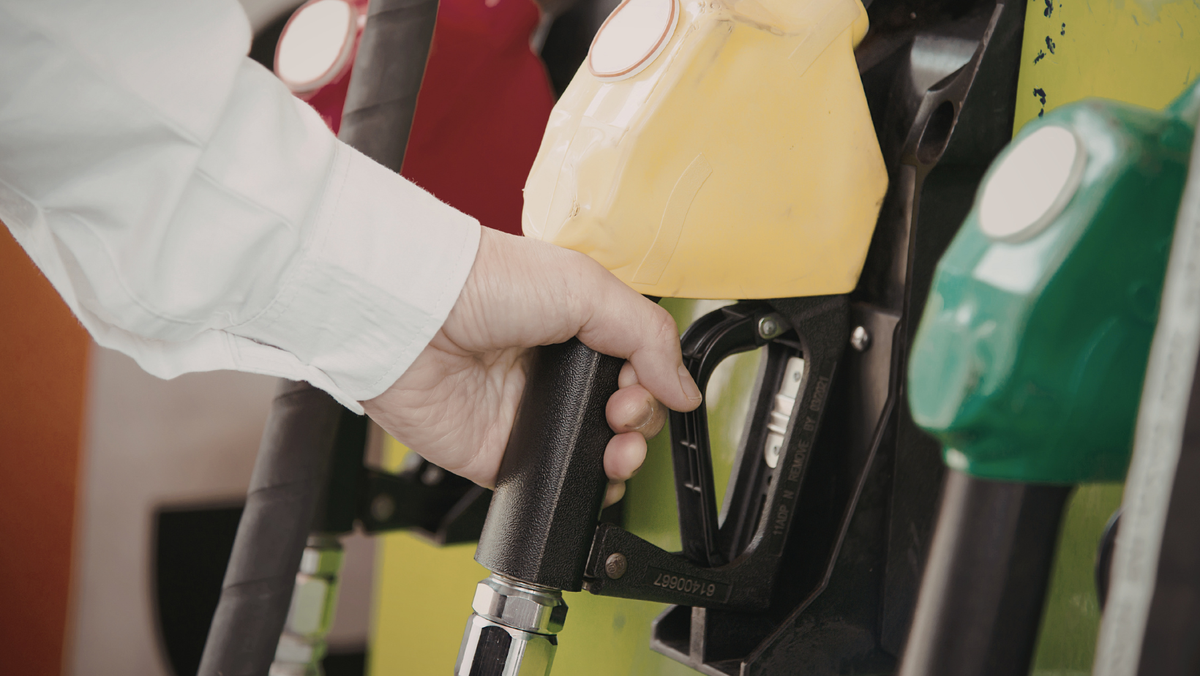 Carburanții se ieftinesc! Prețul motorinei scade sub 30 de lei