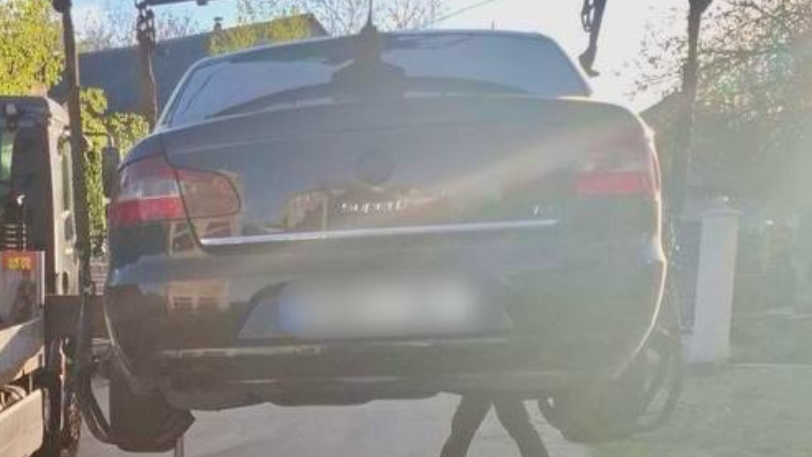 FOTO/ O Skoda a fost luată pe sus de poliție la propriu - minor de 16 ani, prins la volan fără permis în Costești