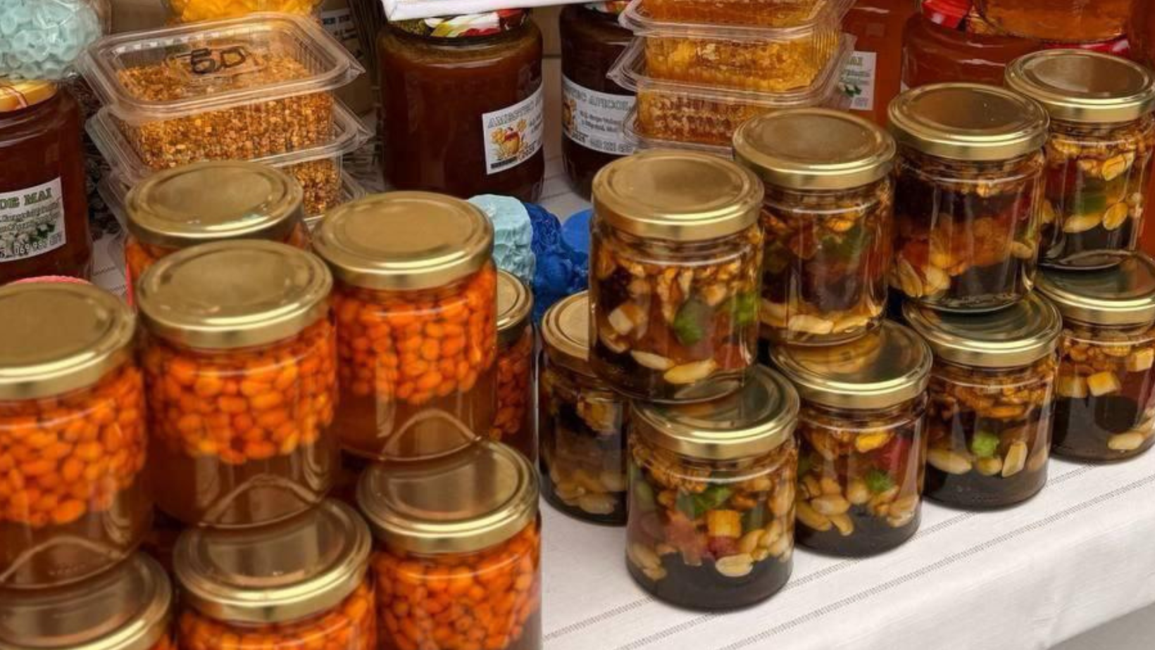 Weekendul produselor locale în Chișinău. Târgul de Florii adună meșterii populari în Scuarul Catedralei