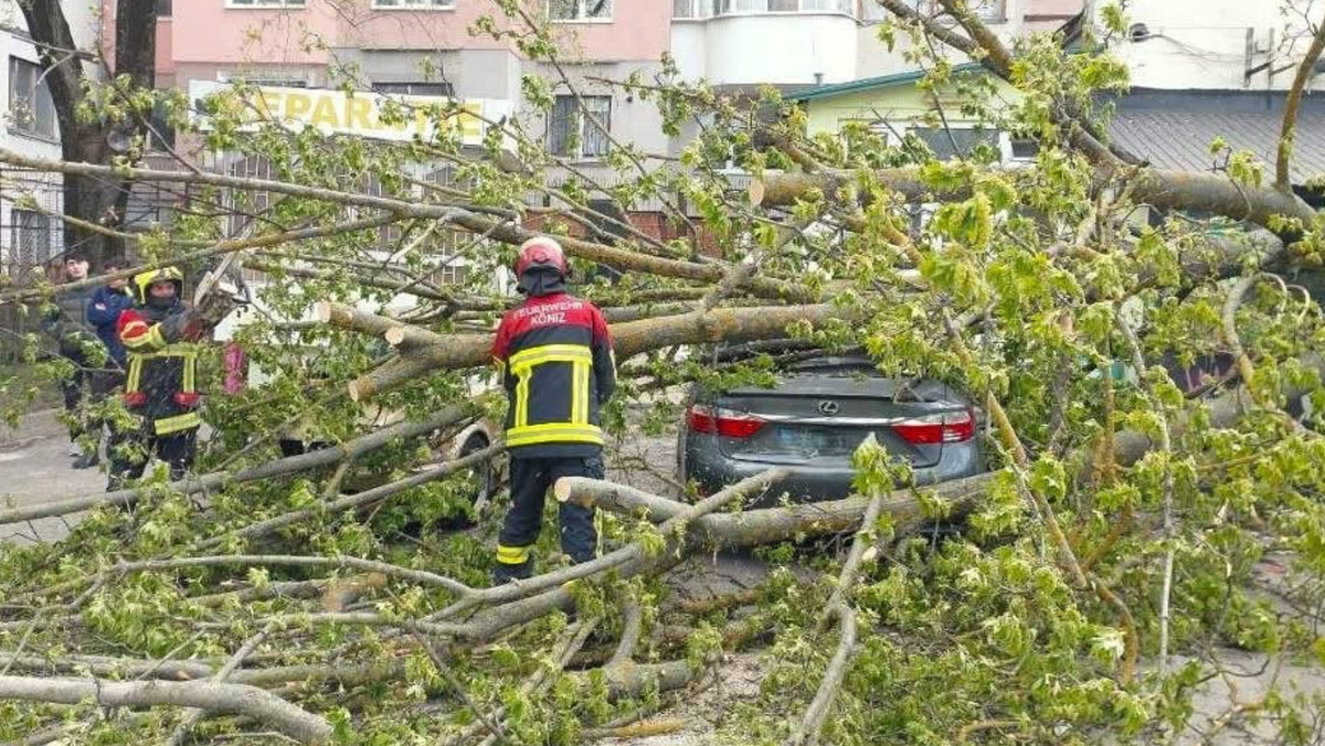 FOTO/ Vântul puternic a făcut ravagii: 118 intervenții ale salvatorilor într-o singură zi