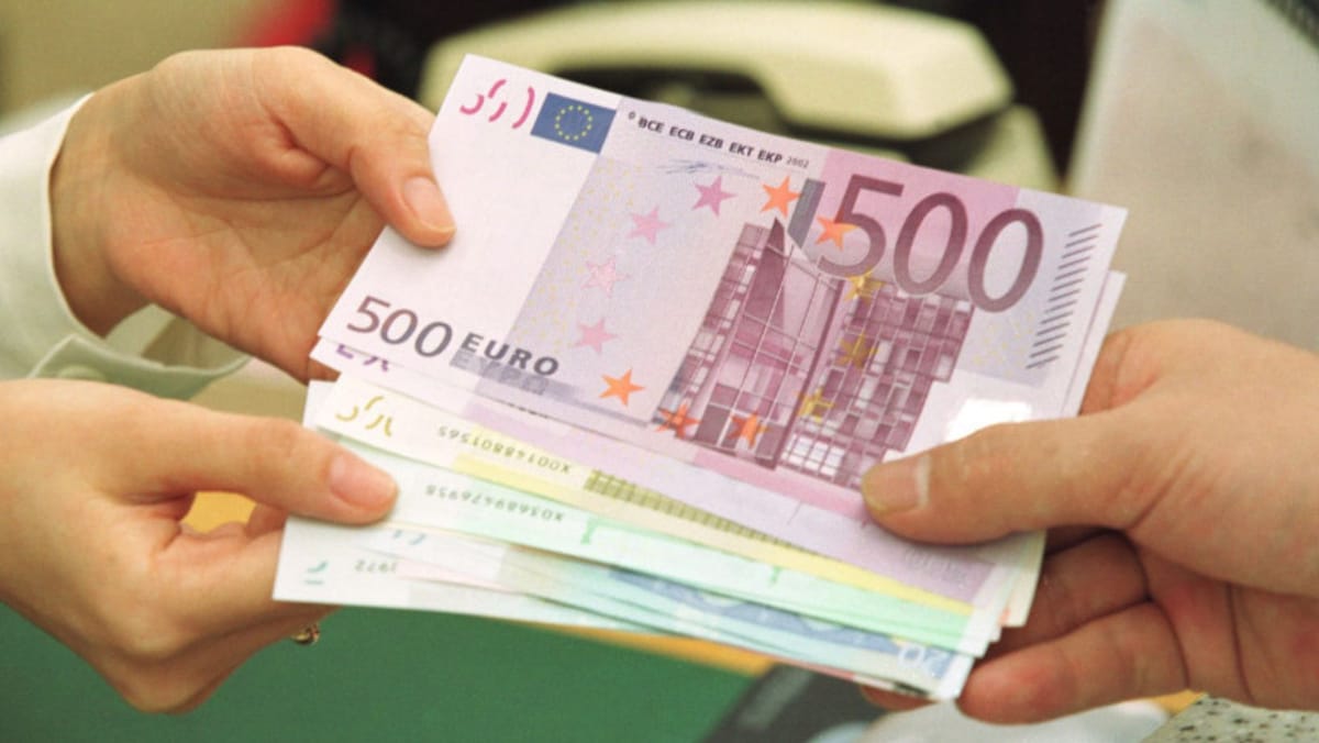Grecia interzice plățile în numerar de peste 500 de euro și dublează amenzile pentru încălcări
