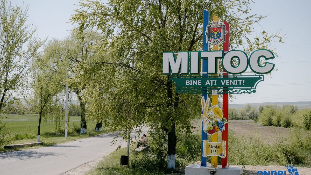 FOTO/ Un sat din Orhei prinde contur european. La Mitoc a fost construit un stadion nou și au fost reparate mai multe drumuri