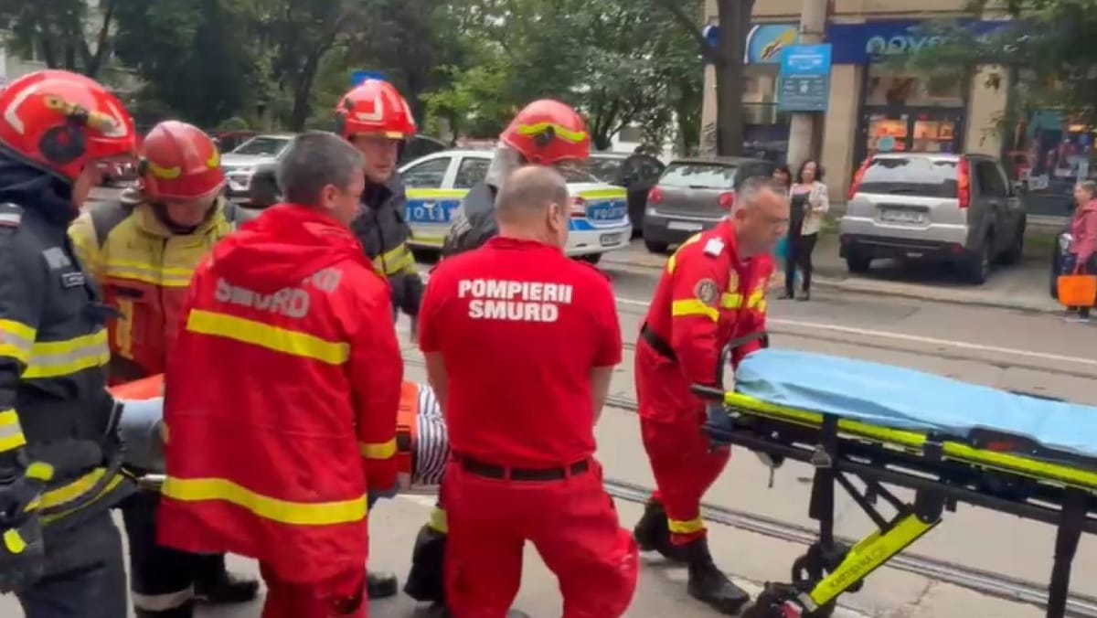 Un lift în care se aflau șapte persoane s-a prăbușit în clădirea Ministerului Transporturilor de la București