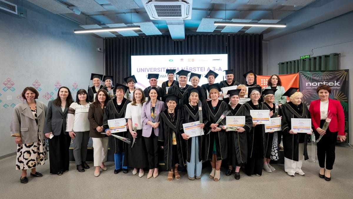 FOTO/ Ultimul clopoțel a sunat și pentru 40 de absolvenți ai Universității Vârstei a Treia. Cel mai vârstnic are 90 de ani
