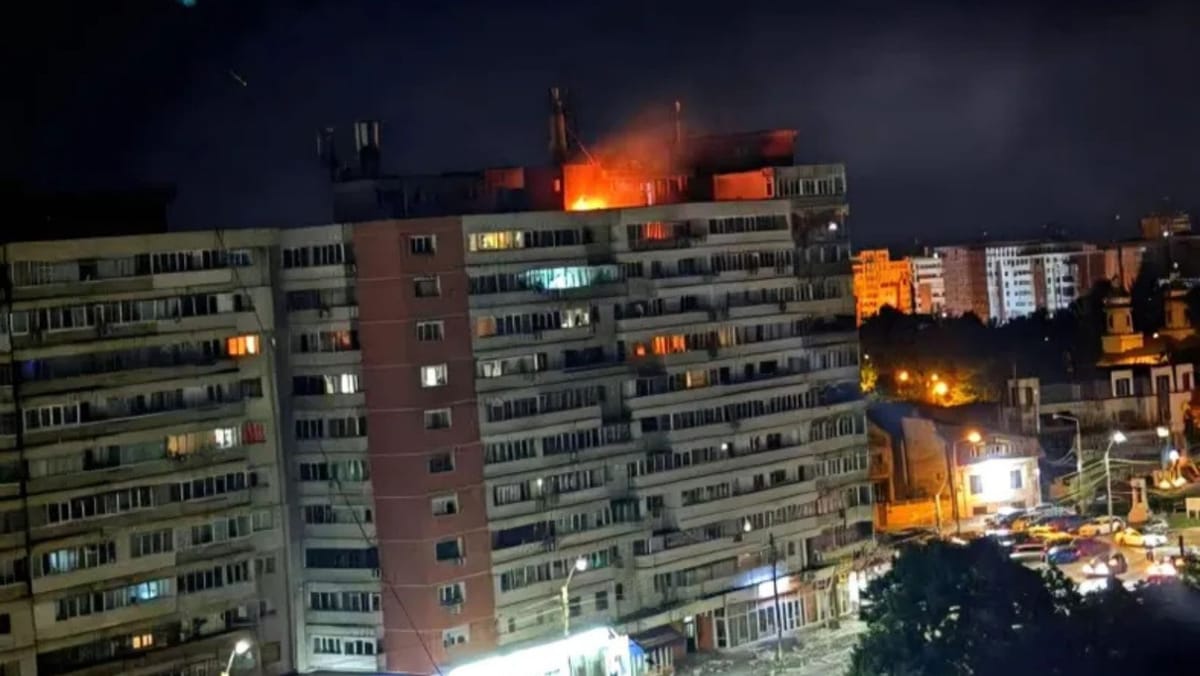 FOTO/ VIDEO O dronă cu încărcătură explozivă s-a prăbușit pe un bloc locativ din municipiul Galați. România a informat NATO