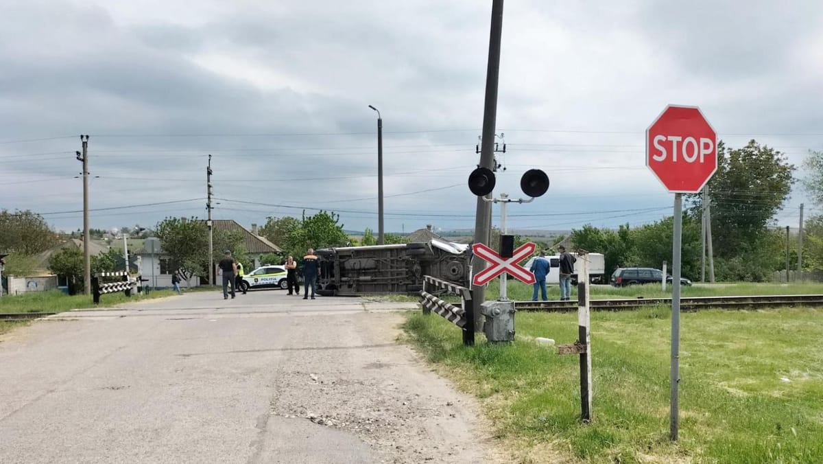 Încă un accident feroviar în R. Moldova. Un autovehicul a fost lovit de tren pe tronsonul Florești-Bălți
