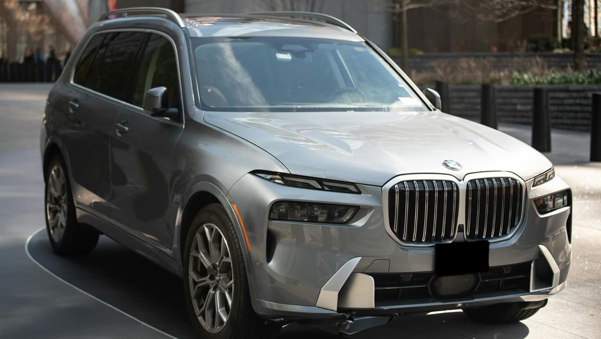 Doi români au încercat să vândă un BMW X7 închiriat la Chișinău. Cumpărătorul a anunțat poliția
