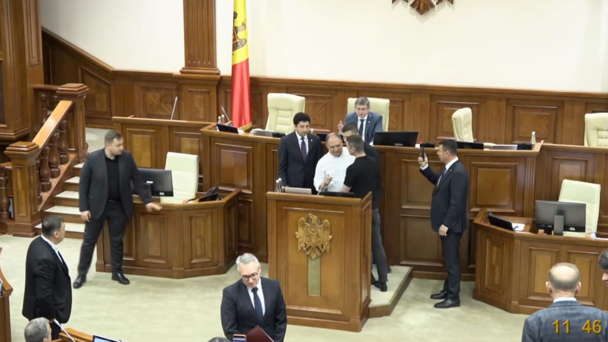 VIDEO/ Schimb de replici și îmbrânceli în Parlament. Primarul Ion Ceban a fost scos cu forța din sala de plen