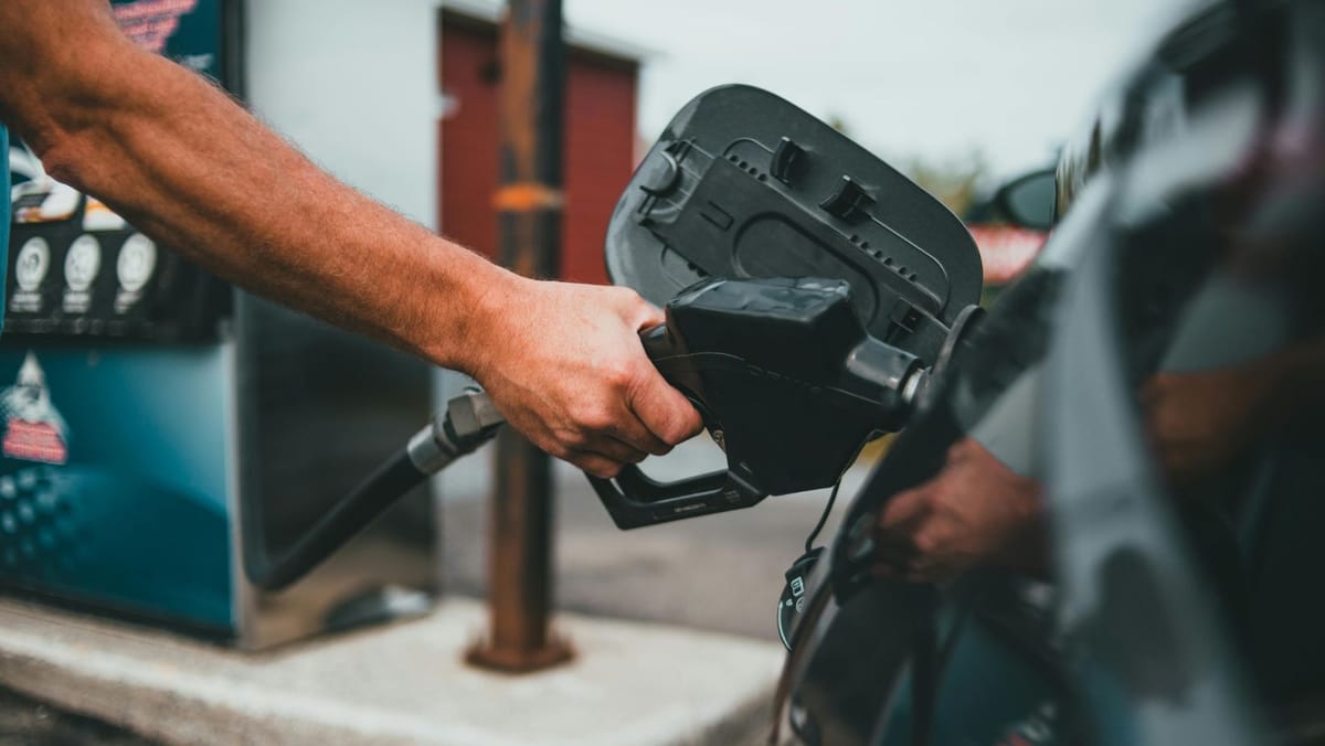Motorina coboară sub 30 de lei pentru prima dată în ultimele săptămâni. Iată cât vor costa carburanții pe 12 mai