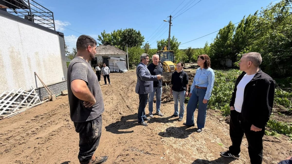 Premierul Alexandru Munteanu a inspectat localitățile afectate de ploi: „Avem pagube considerabile, dar și o victimă”