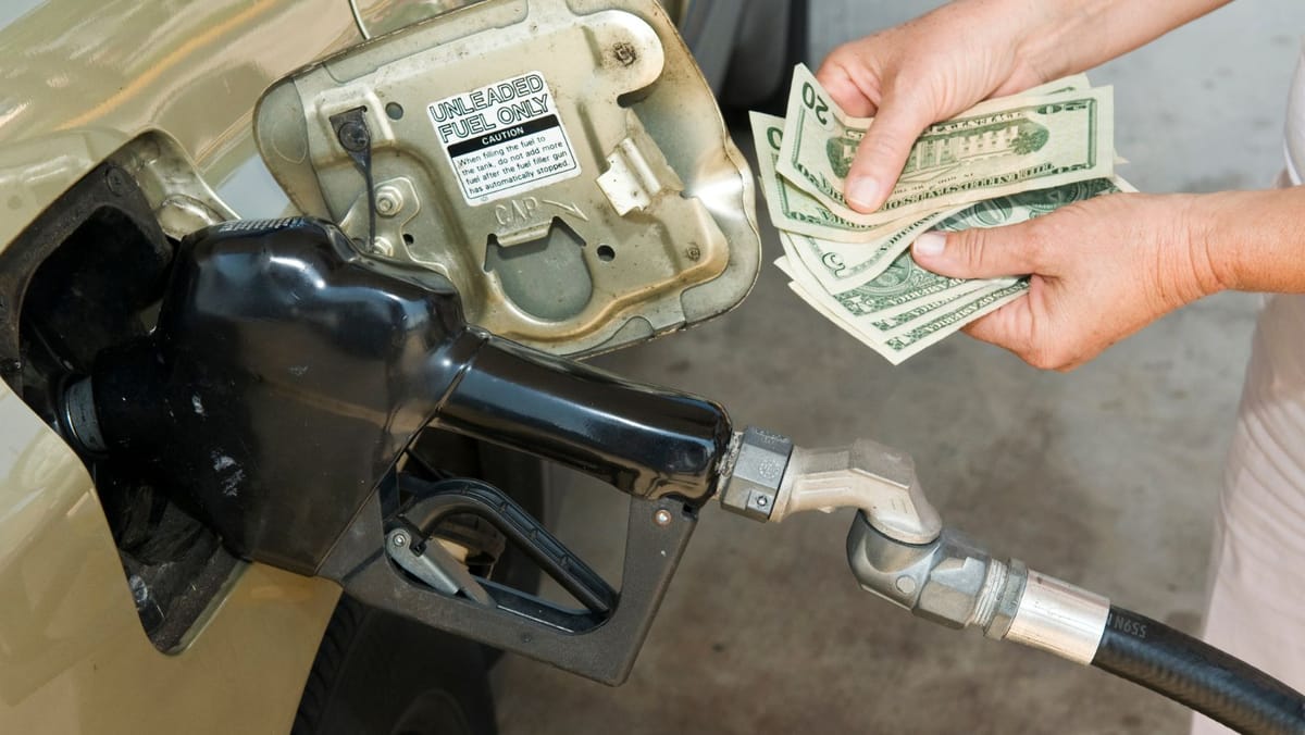 Benzina se apropie de 31 de lei litrul. Motorina rămâne sub pragul de 30 de lei