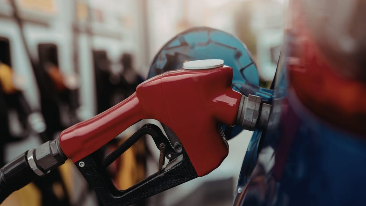 Prețuri mai mici la pompă. Benzina scade cu 19 bani, iar motorina cu 26 de bani