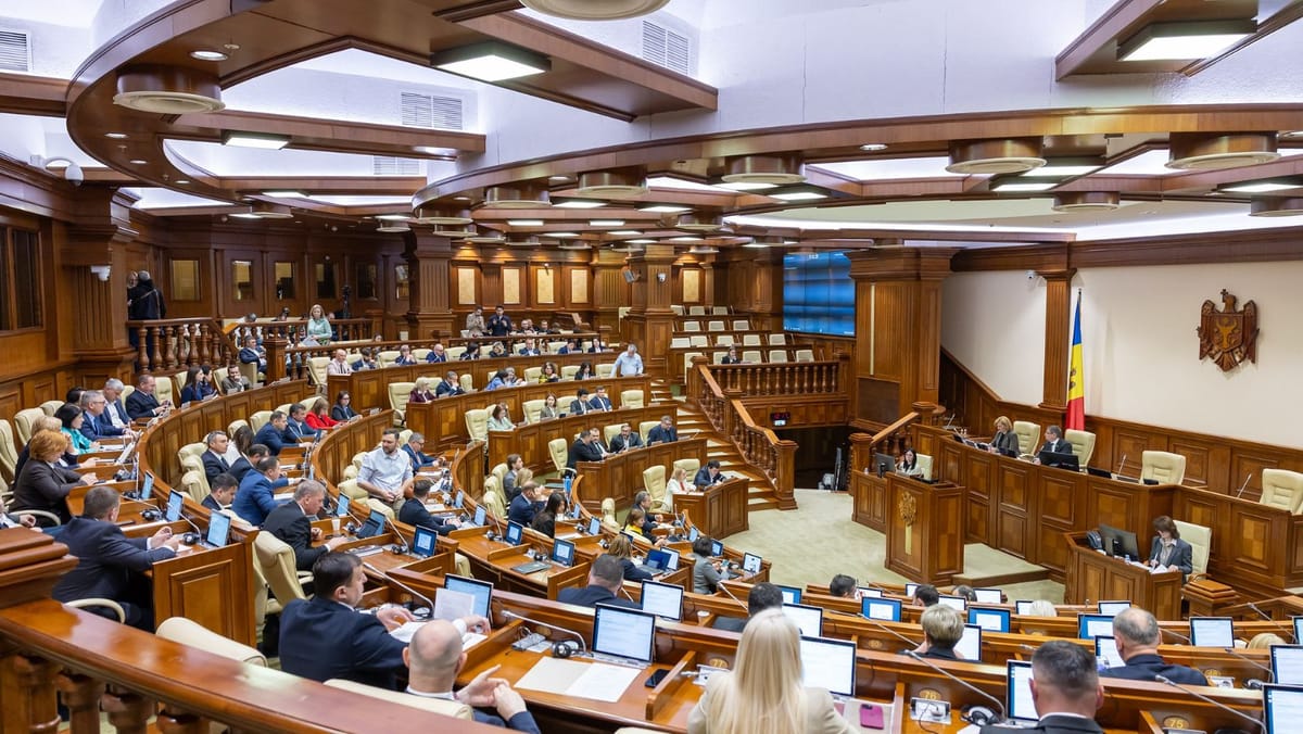 LIVE/ Ședința Parlamentului. Deputații dezbat proiecte privind protecția socială, gestionarea deșeurilor și siguranța rutieră