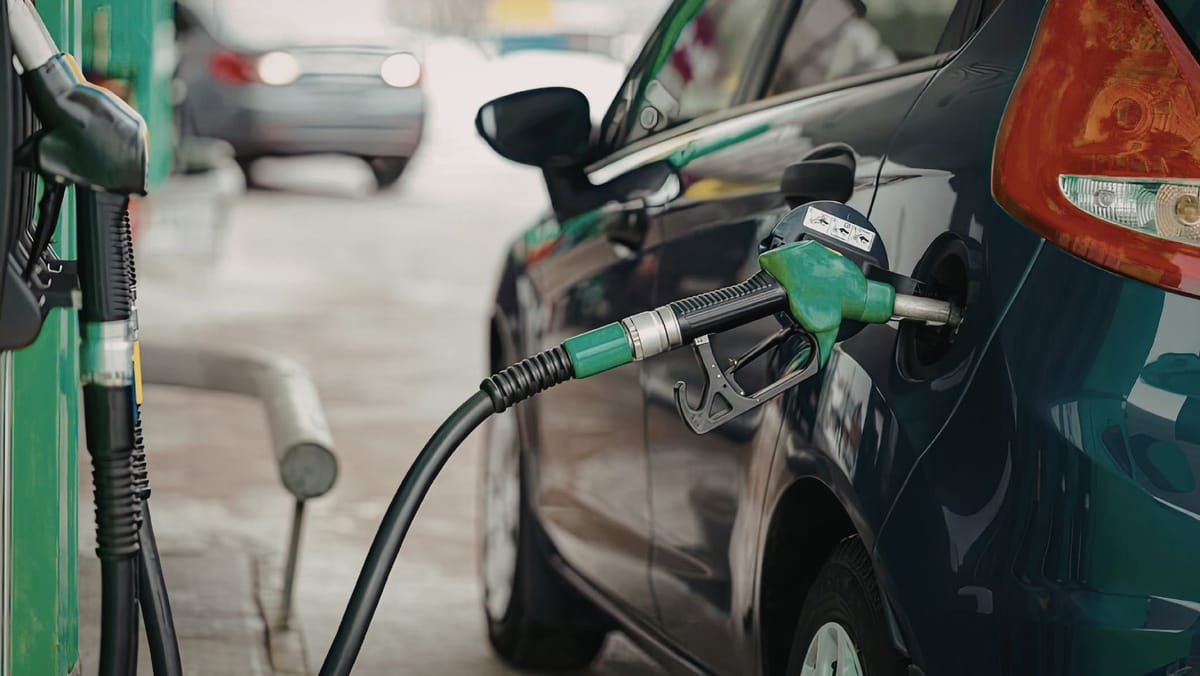Motorina se ieftinește cu 23 de bani. Cât vor costa carburanții în perioada 9-11 mai
