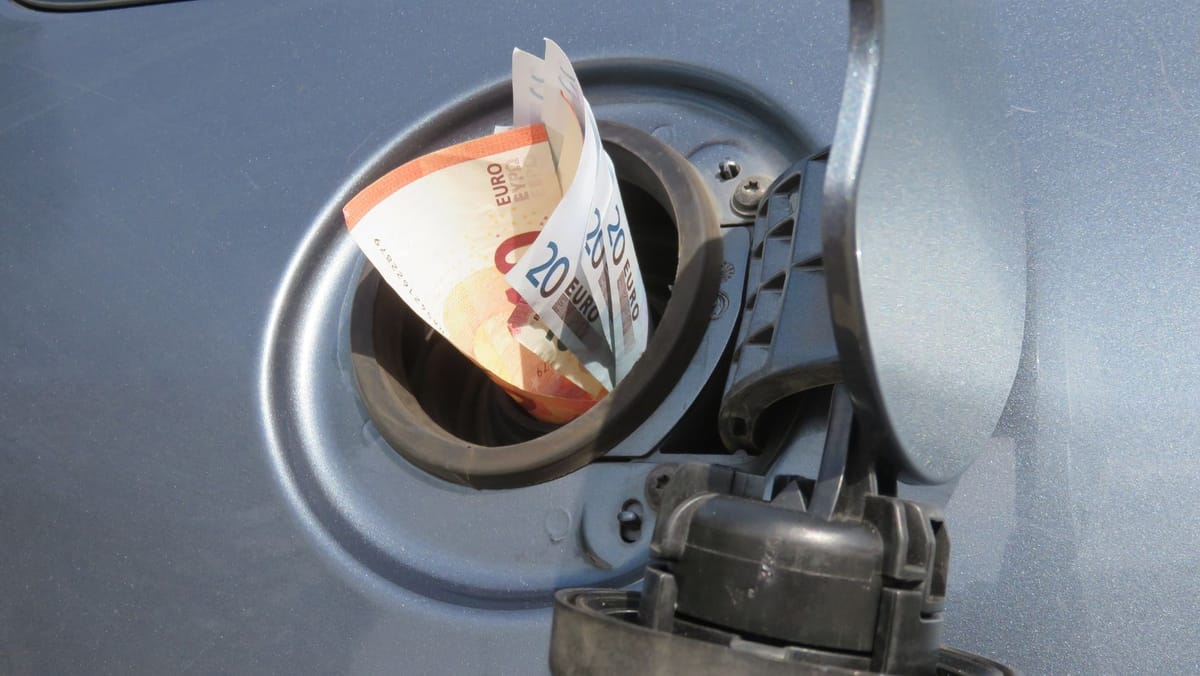 Weekend mai scump la pompă. Cresc prețurile la benzină și motorină