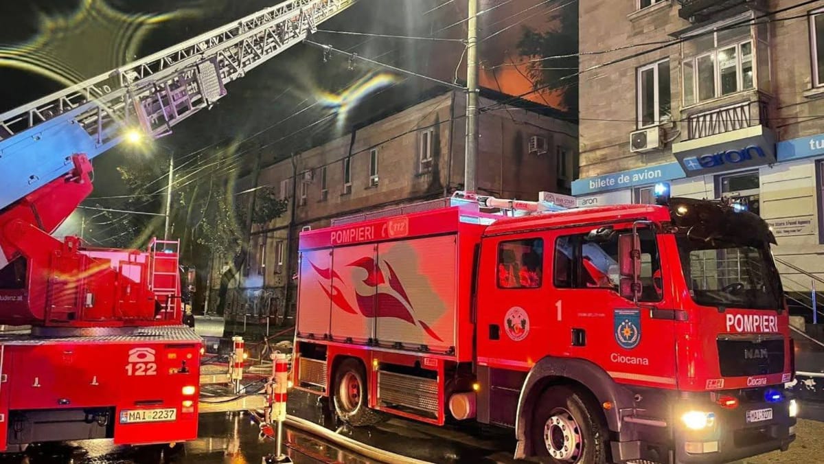 VIDEO/ Incendiu într-un bloc de pe strada Nicolae Testemițanu din Chișinău, după lansarea focurilor de artificii în curte