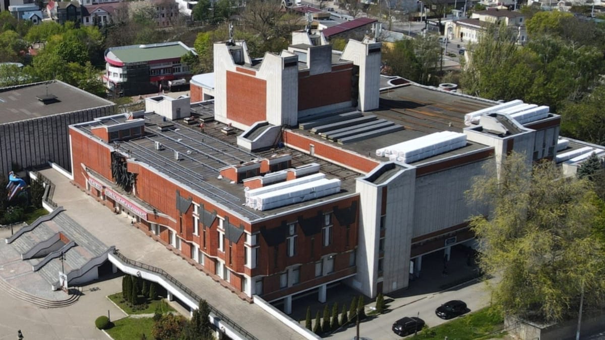 FOTO/ Teatrul „Vasile Alecsandri” din Bălți, în renovare. Acoperișul clădirii-monument este reparat capital