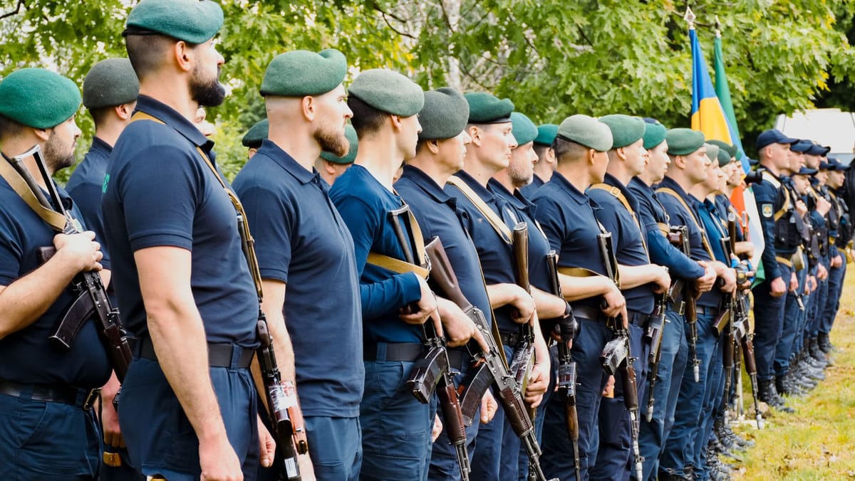 FOTO/ Opt polițiști de frontieră au obținut „Bereta de Onoare”. Probele au inclus fum, noroi și luptă corp la corp