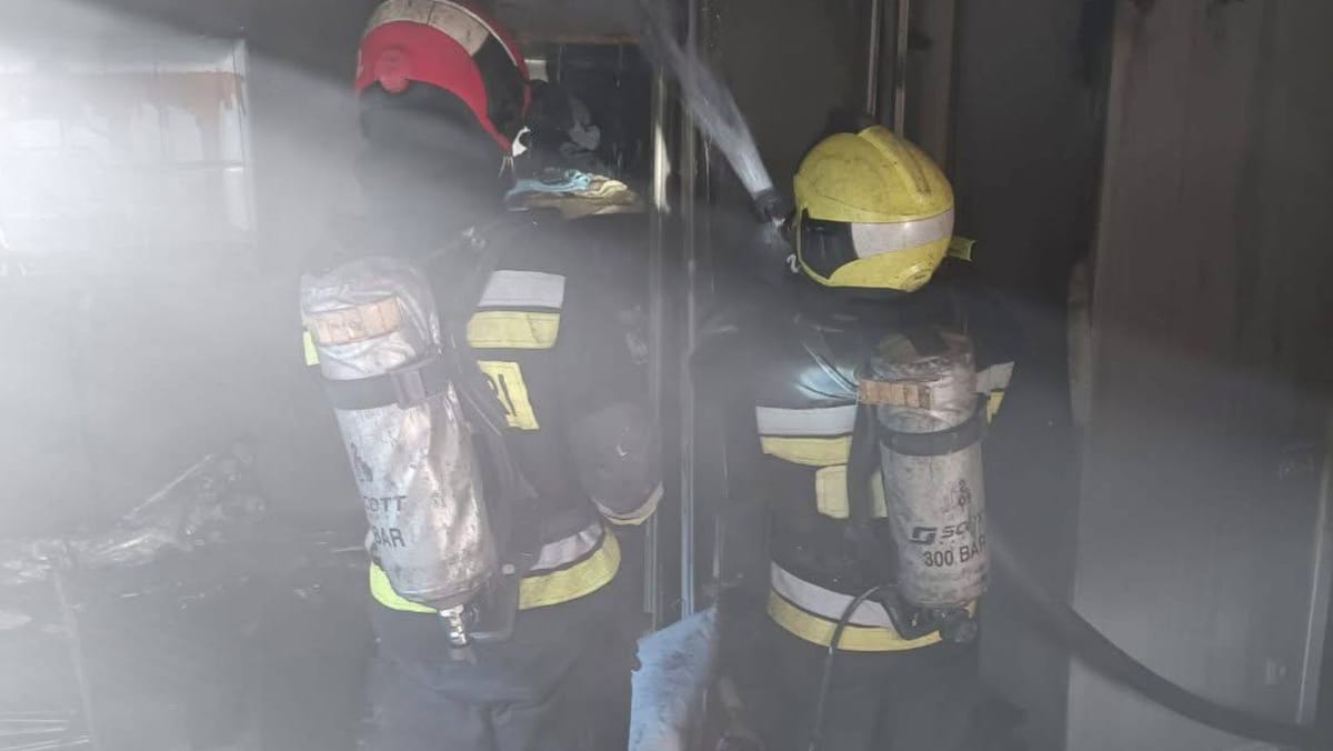 Fum dens observat la geamul unui apartament din Chișinău. Pompierii au intervenit cu patru echipaje