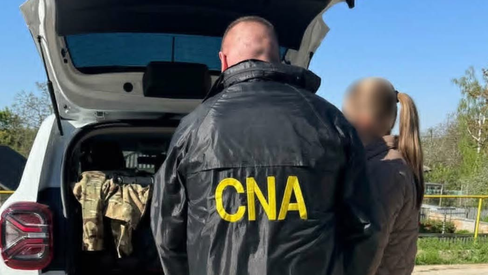 Șefa Inspecției de Mediu Ocnița și doi inspectori, reținuți de Centrul Național Anticorupție