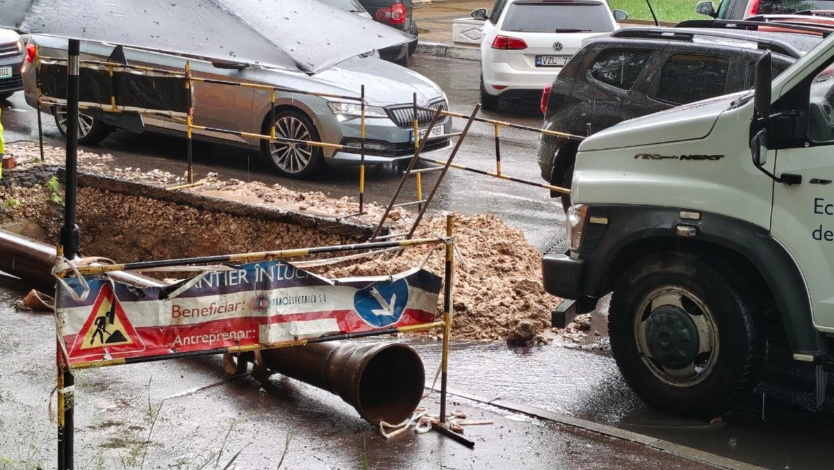 FOTO/ Intervenții la rețeaua termică pe str. Nicolae Testemițanu și precizări privind incidentul de pe str. Inculeț