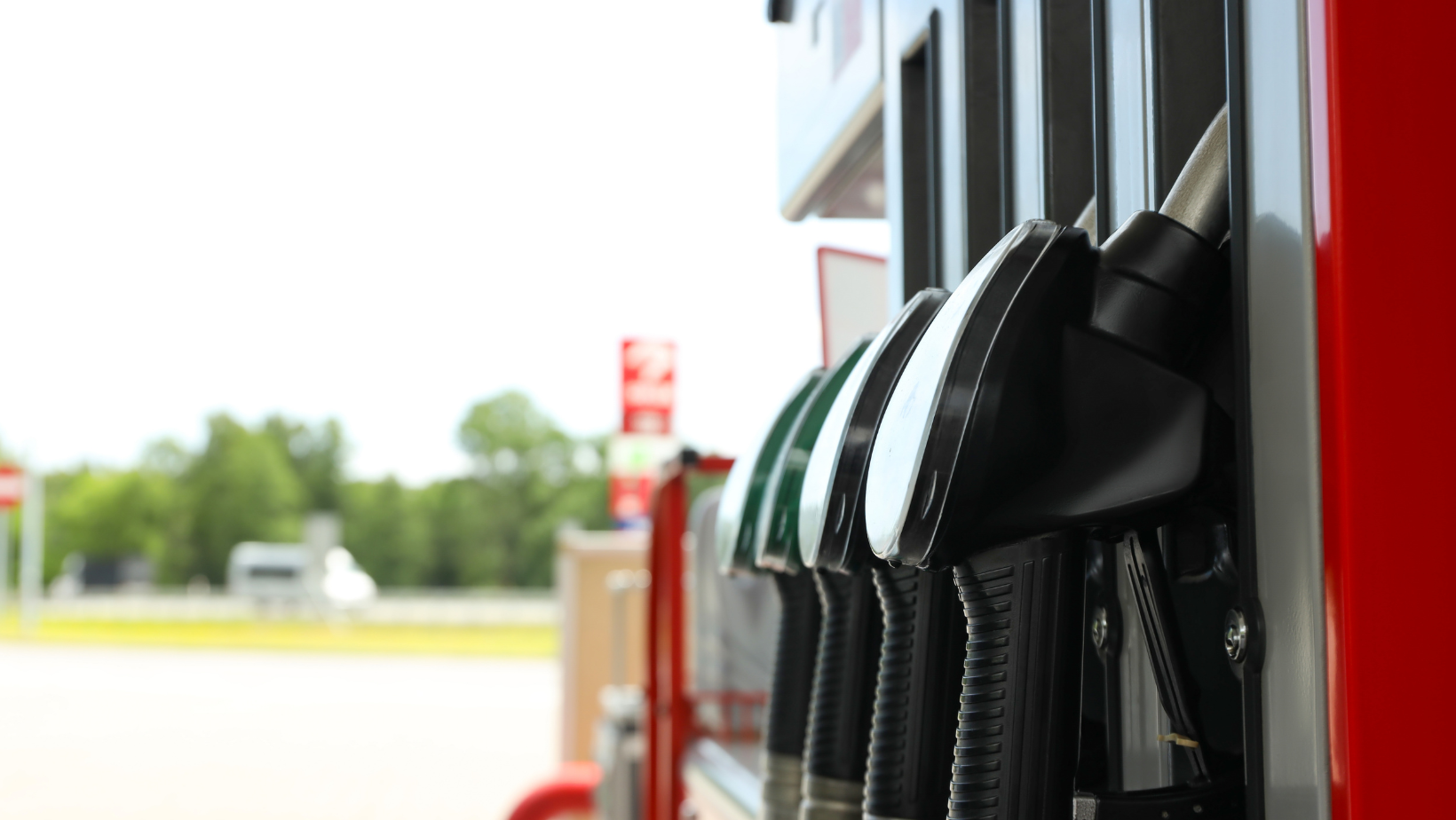 Scade prețul motorinei în weekend - ce se întâmplă cu benzina