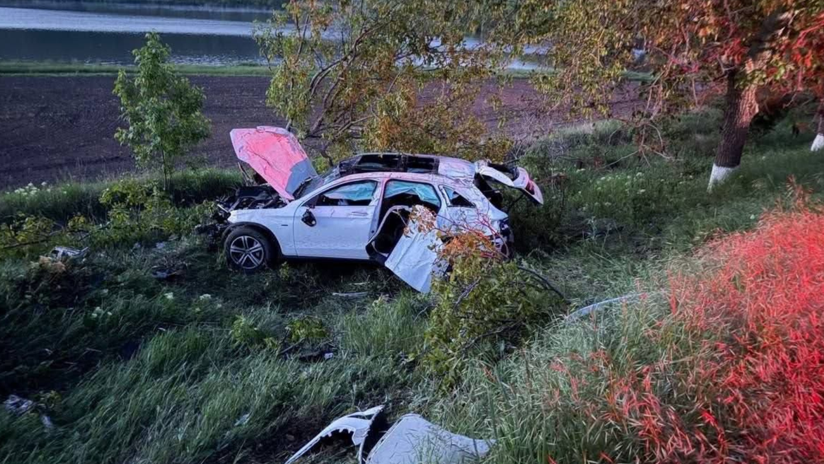 Accident grav la Hîncești: un tânăr a murit după ce mașina s-a izbit de un copac