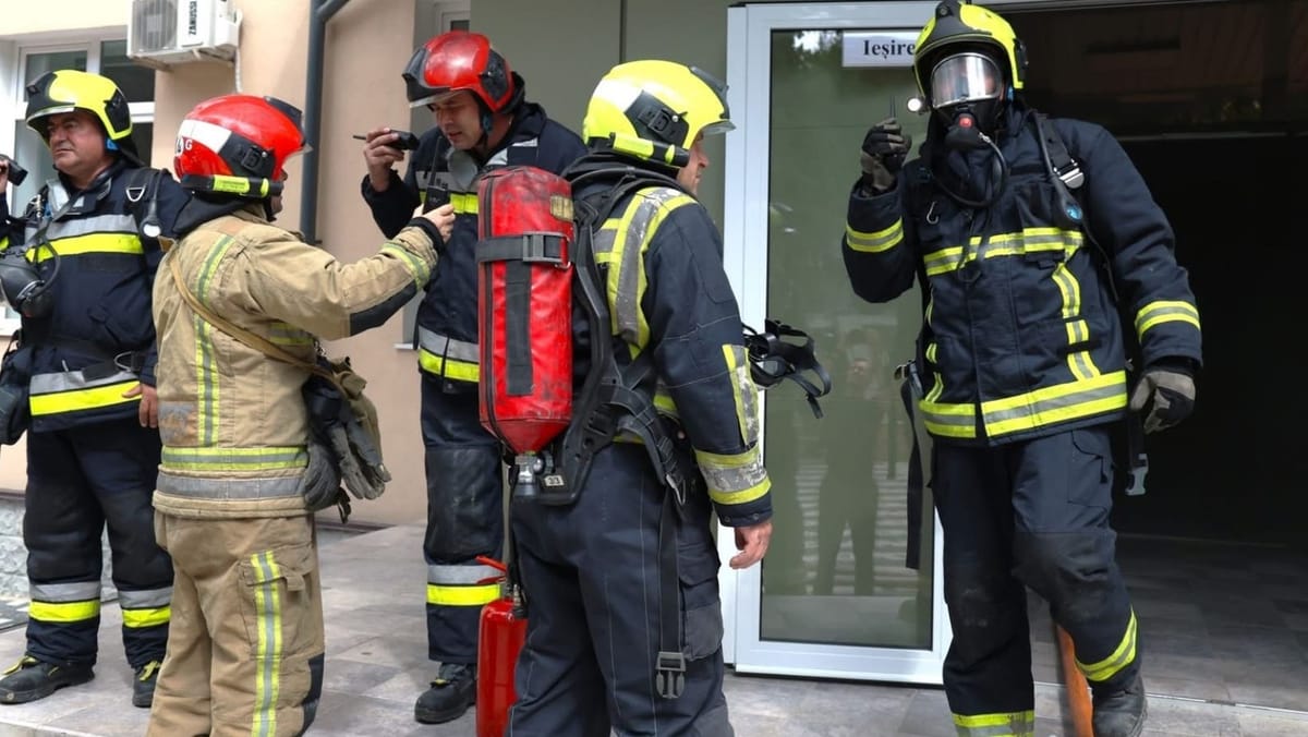 FOTO/ Incendiu la Centrul de Excelență în Construcții - subsolul a fost cuprins de fum