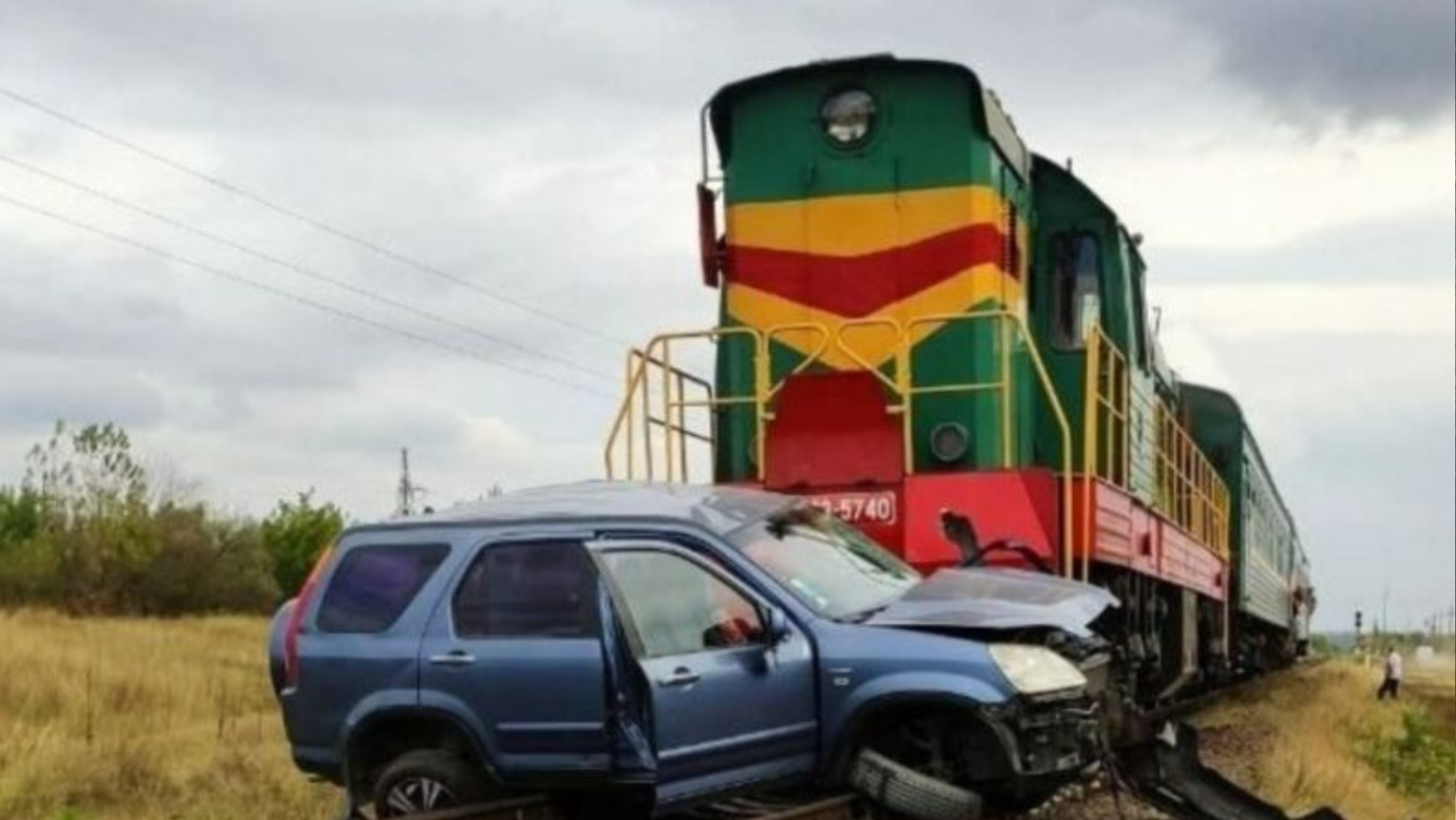 Un automobil a fost lovit de tren pe tronsonul Ocnița-Vălcineț. Impactul nu a putut fi evitat
